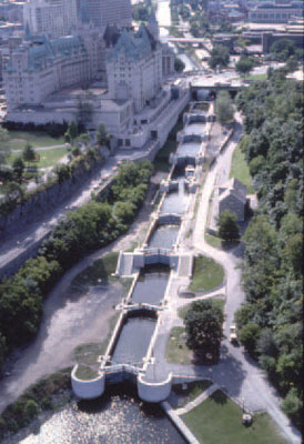 L'échelle de huit écluses du poste d'éclusage d'Ottawa est la plus longue de l'ensemble du canal Rideau.