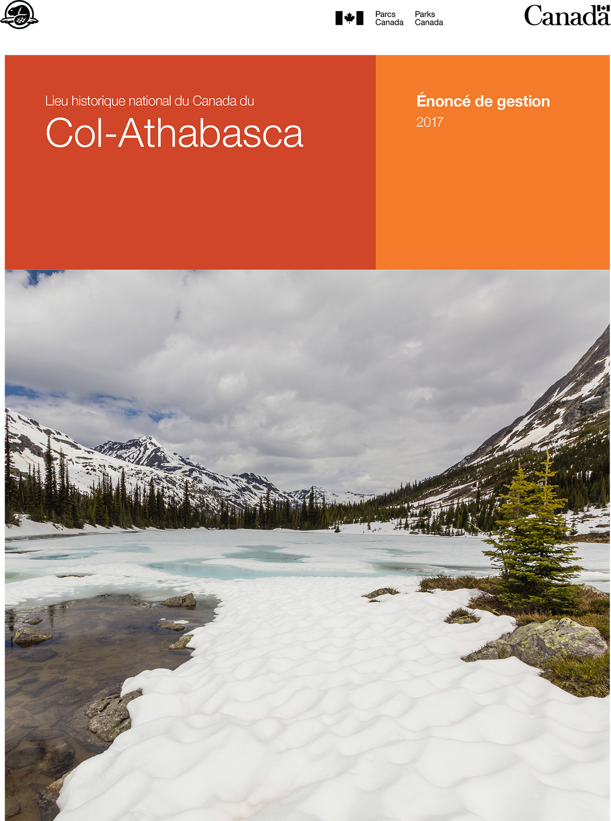 Un col de montagne. Deux rectangles orange. Les mots écrits en blanc sont les mots Lieu historique national du Canada du Col-Athabasca Déclaration de gestion 2017