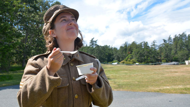 Un interprète de Parcs Canada souri en savourant une crème glacée spécialement conçue.