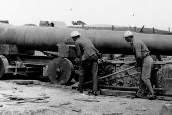 Photo historique d’ouvriers déplaçant un canon de 30 tonnes à l’aide d’un affût. 