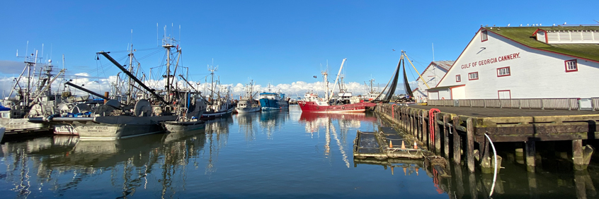 La Gulf of Georgia Cannery et des bateaux de pêche dans le port de Steveston.