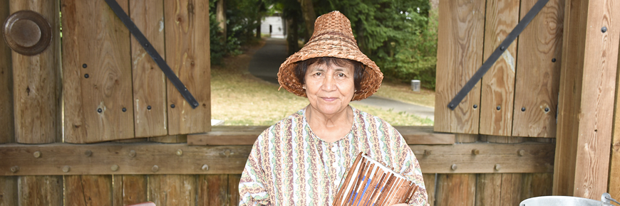 Une ainée de la Première nation de Kwantlen portant un chapeau de cèdre traditionnel qu'elle a tissé.