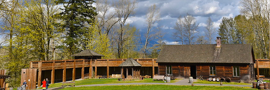Photo panoramique des bâtiments en bois et du mur de Fort Langley