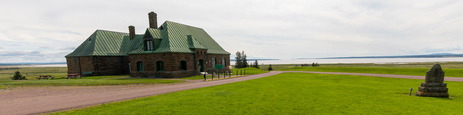 Vue extérieure du centre d'accueil et du musée du Fort, dans un vaste espace ouvert.