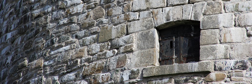 La mur de peirre de la Tour-Martello-de-Carleton