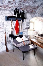 Une recréation de la cascerne du 15e régiment, avec une table, un lit, le fourbi d'un soldat, et son uniforme.