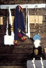 Cartouchière avec baudrier; veste de militaire; baïonnette, fourreau et baudrier; bidon; shako.