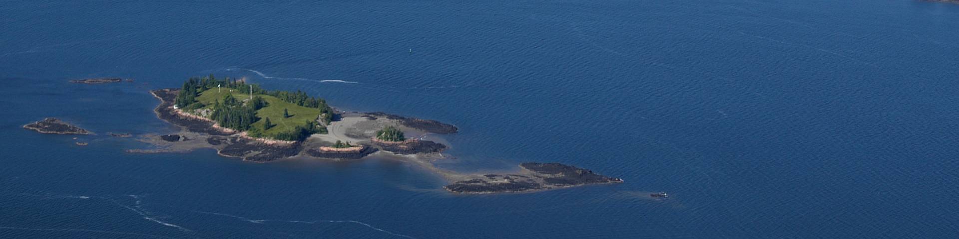L'île de Sainte-Croix entourée par l'eau