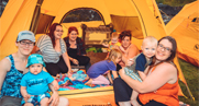 group of people and kids in a tent / groupe de personnes et d'enfants dans une tente