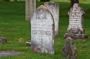 Plusieurs pierres tombales dans le cimetière du fort Anne.