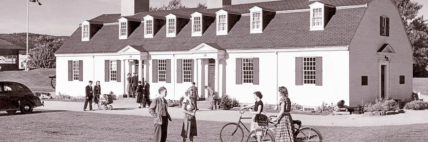 Ancienne photo en noir et blanc du lieu historique national du Fort-Anne et de visiteurs d’une autre époque.