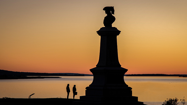 La silhouette d’un monument au coucher du soleil. 