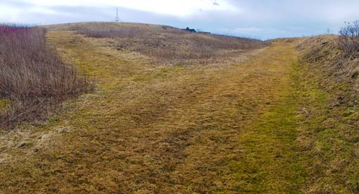 Section B – Le sentier continue sur l’herbe (surface ferme) avec une pente de 10 %.