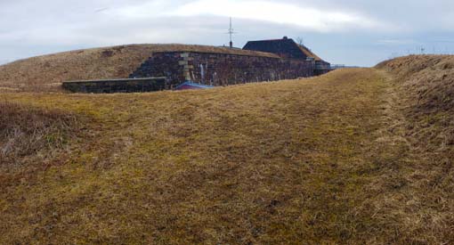 Section C – Le sentier atteint le sommet de l’île Georges avec une pente de 2 % sur de l’herbe (surface ferme). 