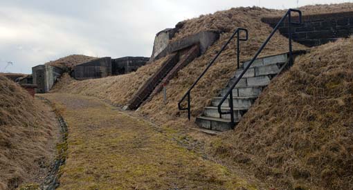 Section E – Le sentier continue à l’intérieur du fort Charlotte avec une pente de 10 % sur une surface ferme couverte d’herbe. 