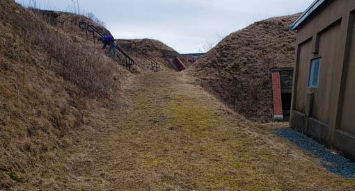 Section G - Le sentier continue à l’intérieur du fort Charlotte avec une pente de 8 % sur une surface ferme couverte d’herbe.
