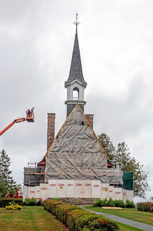 L'église est recouverte de matériaux de construction
