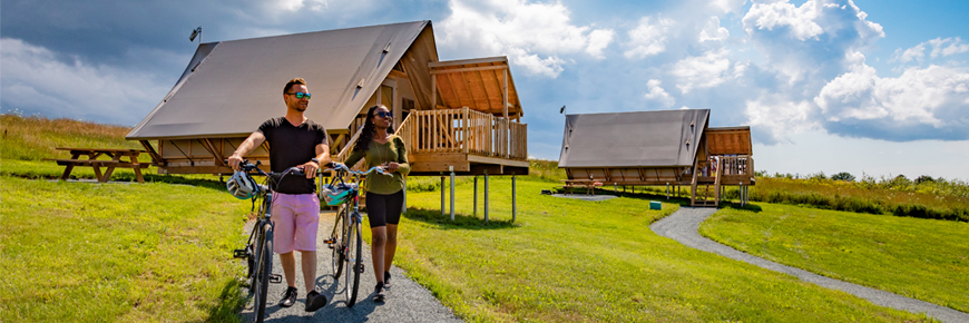 A couple with their bikes near the oTENTik accommodations