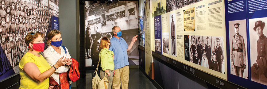 Des visiteurs admirent les expositions sur les deux guerres mondiales.