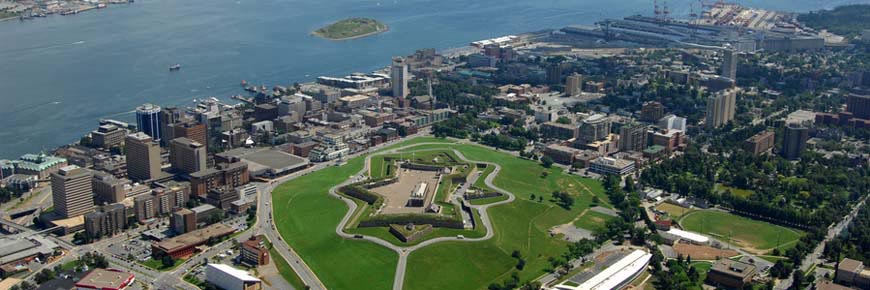 photo aerienne de la citadelle d'Halifax et le centre ville