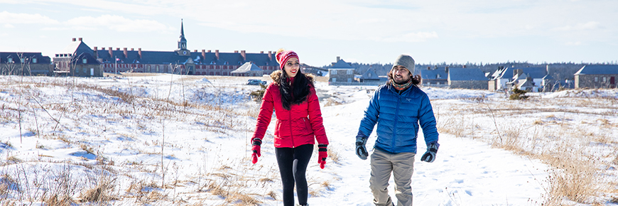 Deux visiteurs profitent de l'hiver a la Forteresse de Louisbourg
