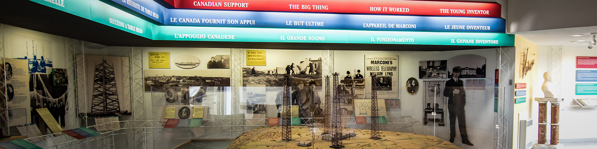 Une maquette de tours de radio est entourée d'infographies de musée 