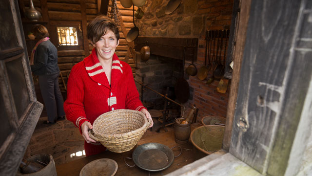 Des visiteurs découvrent des outils de cuisine historiques. 