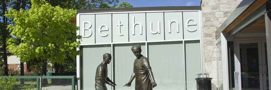 Une statue de Béthune en face du nouveau centre des visiteurs.