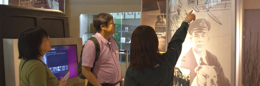 Un guide montrant aux visiteurs une exposition à la Bethune Memorial House