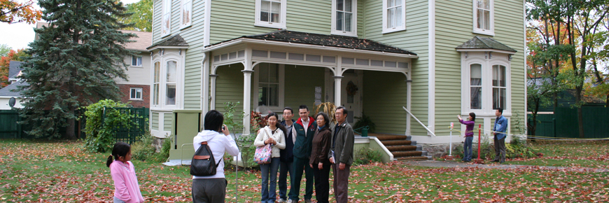A group in front of the historic house.