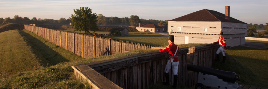 Une vue du bastion de l’étendard et de la rivière Niagara, lieu historique national du Fort-George.