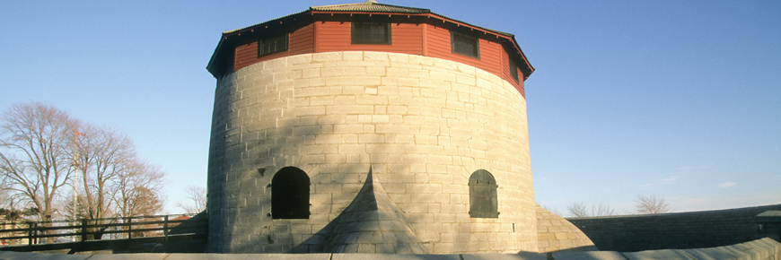 Une tour en pierre connue sous le nom de tour Martello.