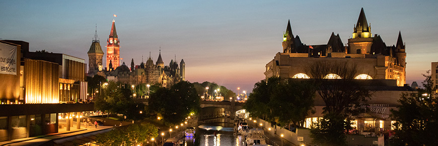 Une portion du canal Rideau en soirée, à Ottawa