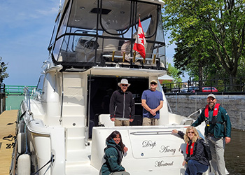 Le premier bateau de la saison au lieu historique national du Canal-de-Sainte-Anne-de-Bellevue! ©Parcs Canada