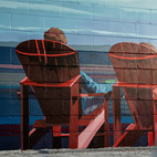Murale de chaises rouges peintes sur un bâtiment près du Canal-de-Lachine
