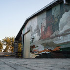 Murale d'un paysage industriel peint sur un bâtiment près du Canal-de-Lachine 