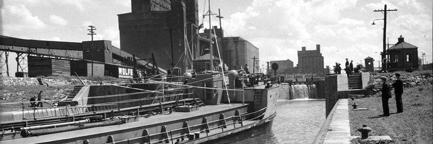 Boat entering the Lachine Canal in 1938