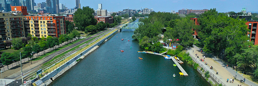 Vue sur le Canal de Lachine et sont environnement durant la saison estivale