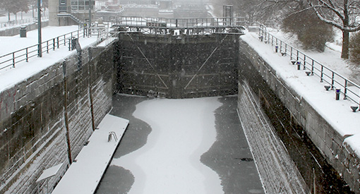 Durant l'hiver le canal doit rester vide en raison d’importants travaux de réfection des murs.