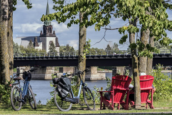 Faites une pause sur une des nombreuses chaises rouges installées le long de la piste au bord du canal de Chambly
