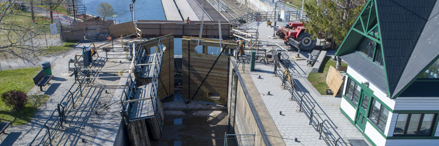 Installation of a new lock door at the Chambly Canal
