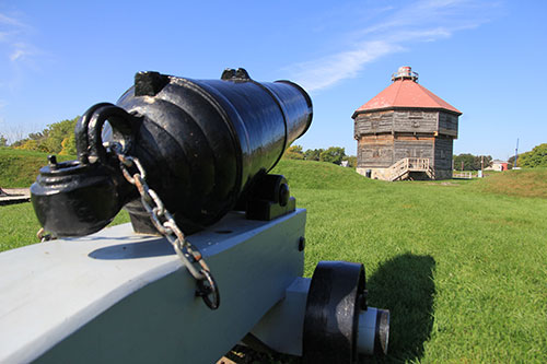 Replica of the octagonal blockhouse behind the reproduction of a 24 lbs cannon