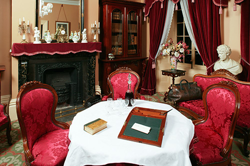 A sumptuous bourgeois decor typical of the 1860s