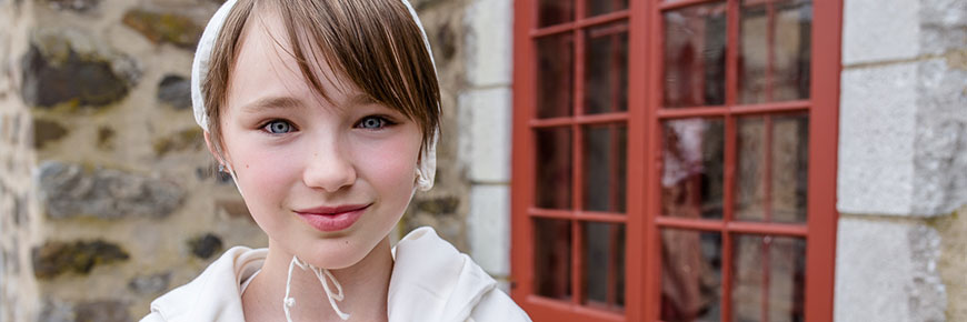 Jeune femme souriante habillée à la mode de la Nouvelle-France