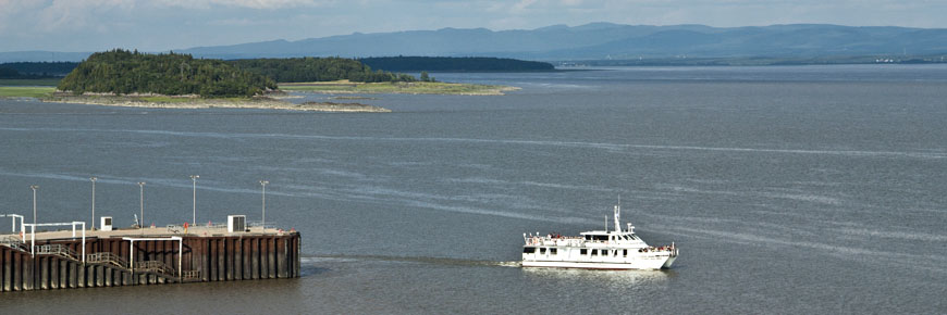 Le bateau quitte Grosse-Île sur le fleuve St-Laurent