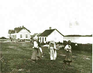 ancient picture of four immigrant women walking on Grosse Île