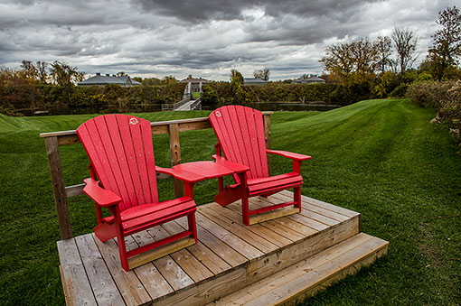 Two red chairs at Fort-Lennox