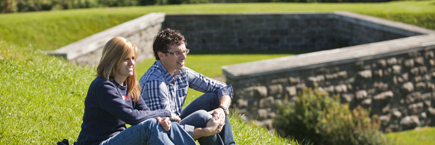 Deux adultes assis dehors aux Forts-de-Lévis