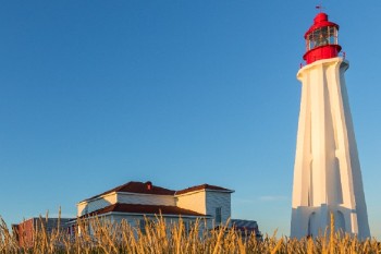 Une maison rouge et blanche à côté du phare de Pointe-au-Père