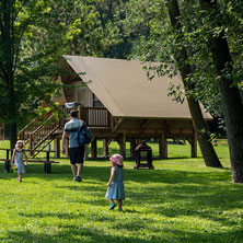 Une famille, marchant près des oTENTik - prêt-à-camper.